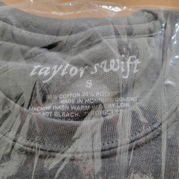 "what am i defending now?" pullover exile taylor swift size small - Picture 3 of 3